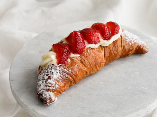 Afbeelding van Aardbeien croissant - per stuk